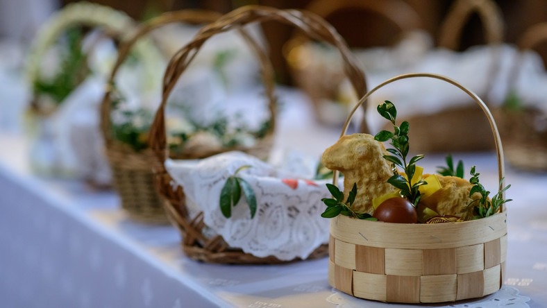 Małe koszyczki z potrawami do święcenia